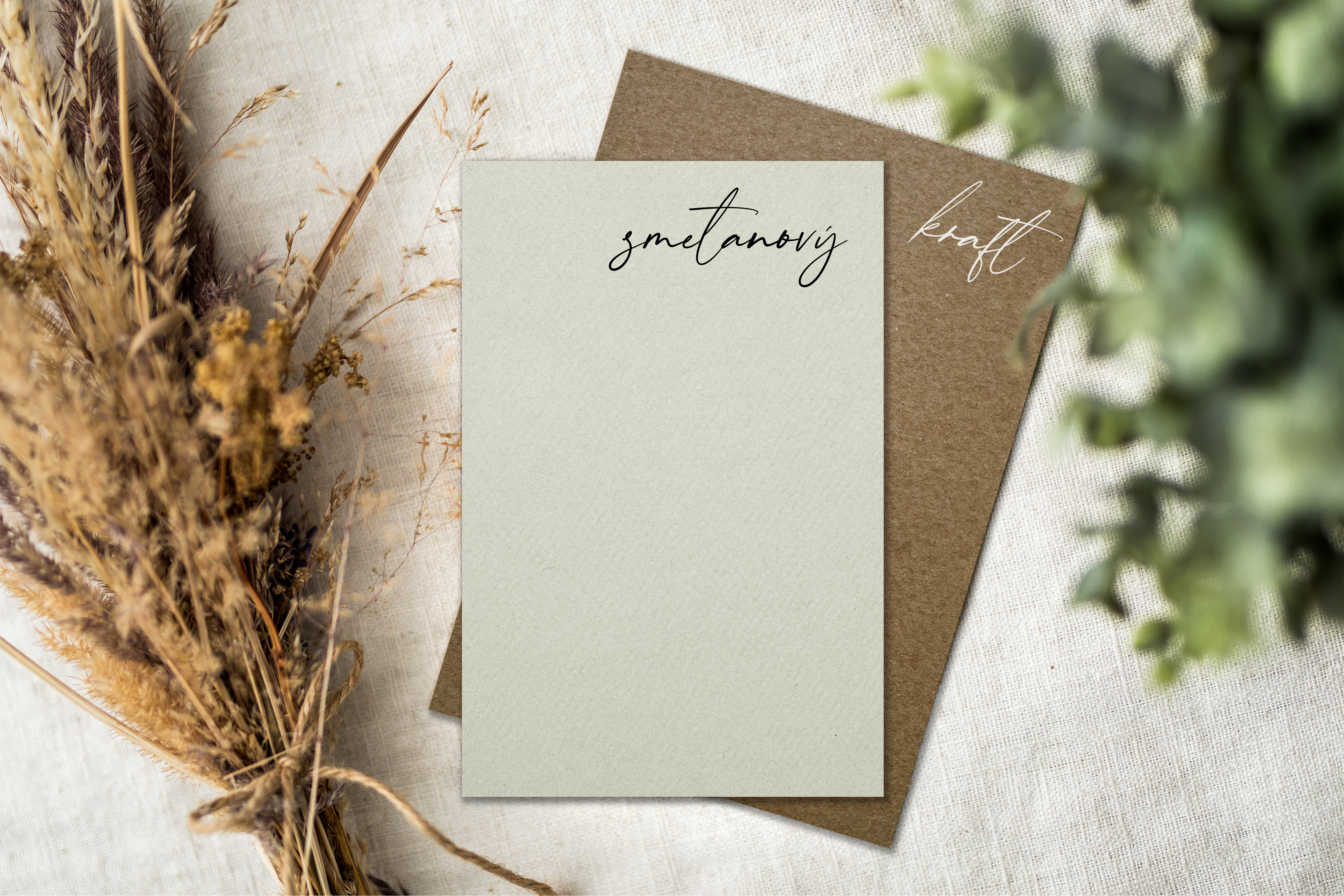 Detail struktury kraftového a smetanového papíru s ražbou